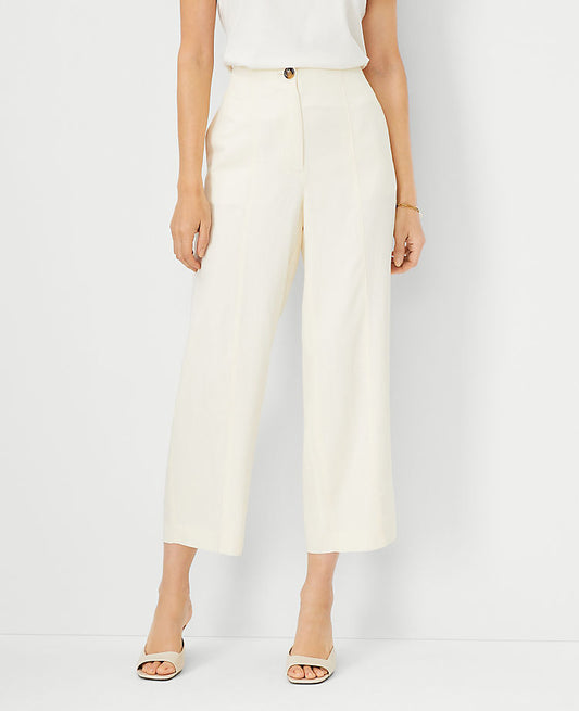 Le pantalon court droit à coutures apparentes