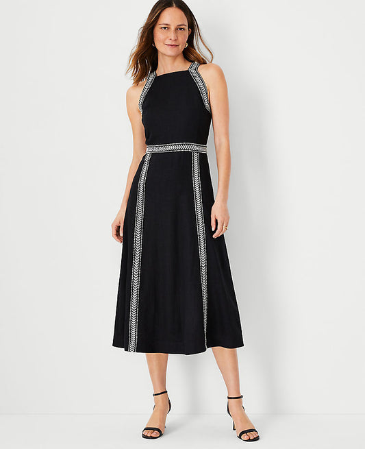 Robe midi brodée à col montant