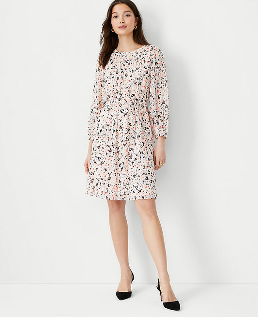 Robe évasée ceinturée à plis sur le devant et imprimé floral