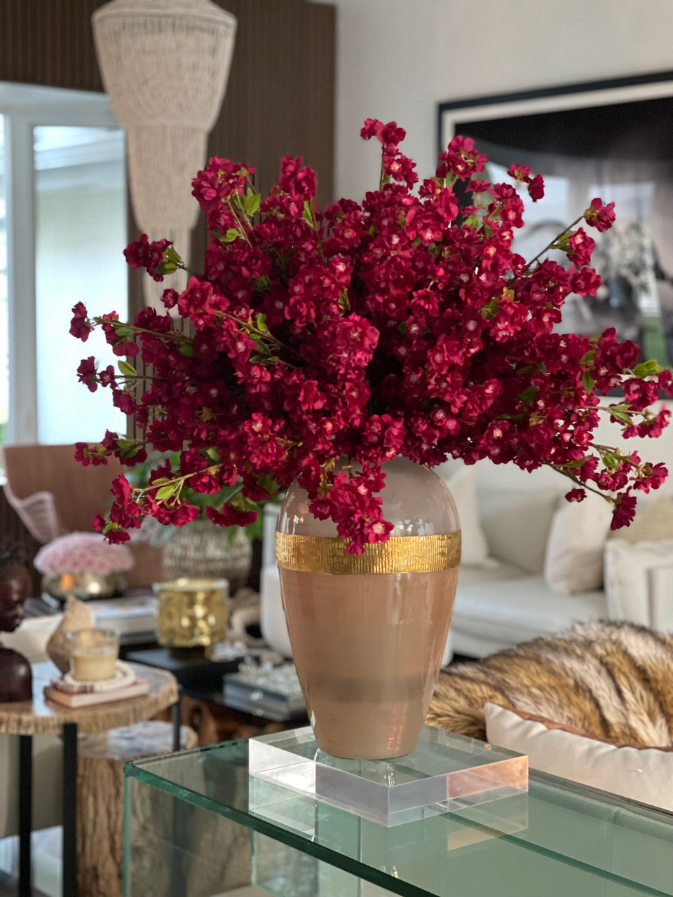 Vase Déesse avec fleurs de cerisier bordeaux