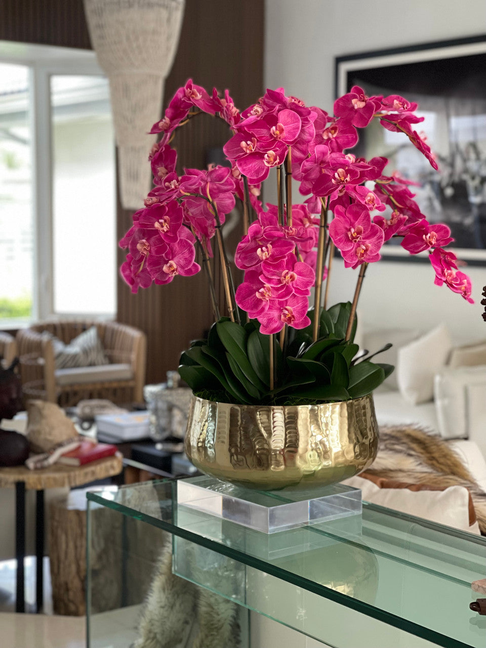 Composition florale d'orchidées Phalaenopsis roses dans un pot doré moyen
