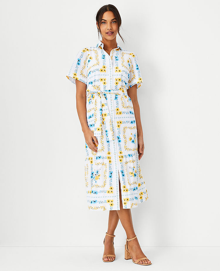 Geblümtes, gegürtetes Hemdblusenkleid