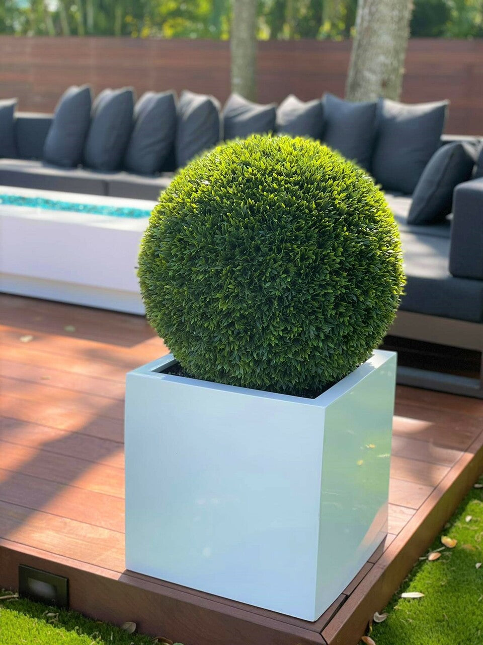 Jardinière en fibre de verre grand bloc avec topiaire de 20 po (1 en stock)