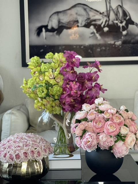 Vase Lune avec Hortensias Boule de Neige Verts, Cymbidiums Verts et Orchidées Vanda Fuchsia