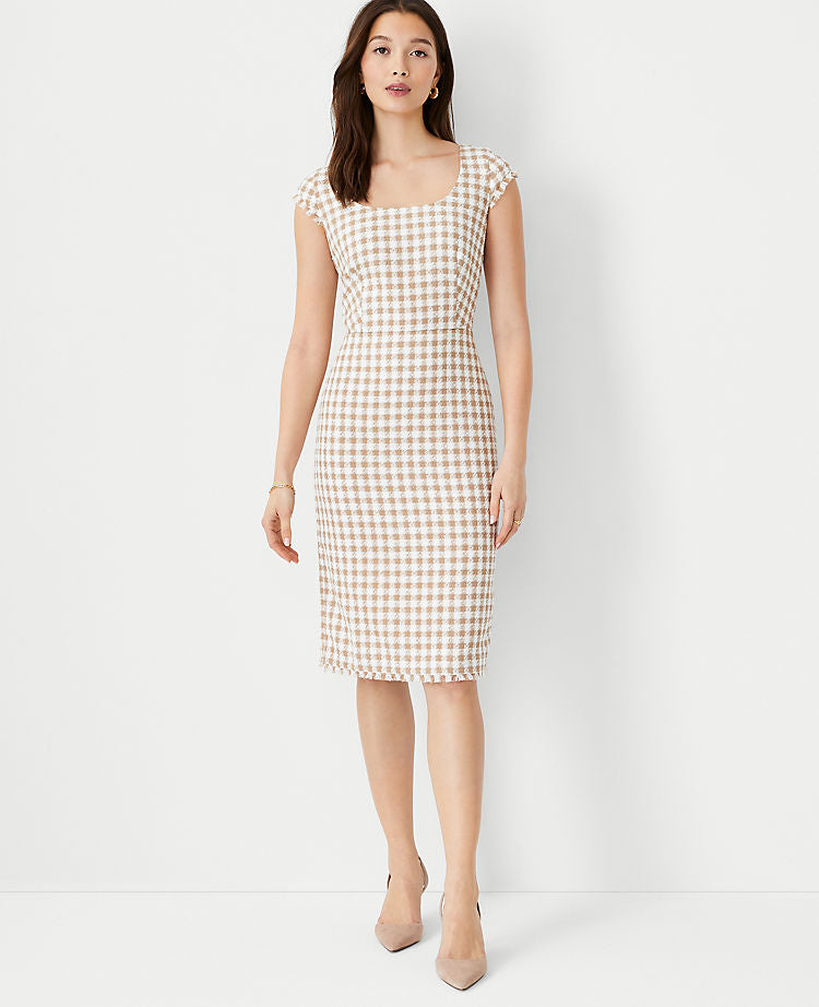 Gingham-Tweed-Etuikleid mit U-Boot-Ausschnitt