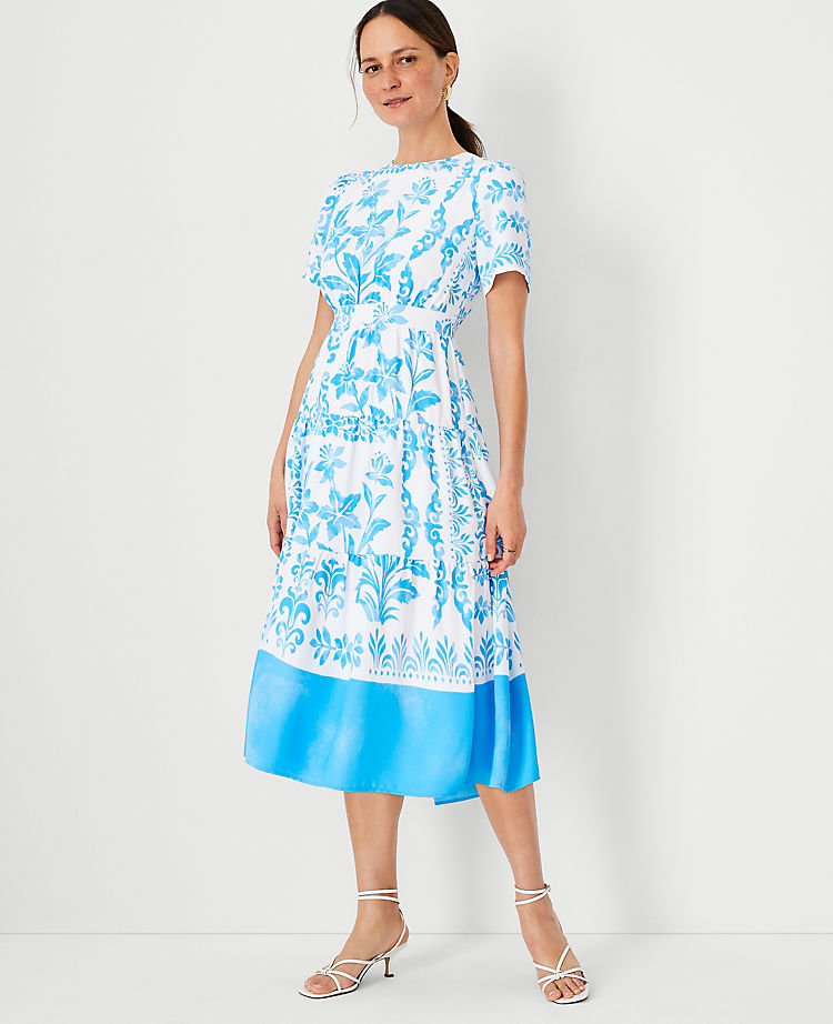 Gestuftes ausgestelltes Kleid mit Blumenmuster