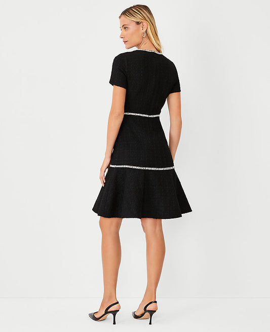 Tweedkleid mit Volant und Kontrastbesatz