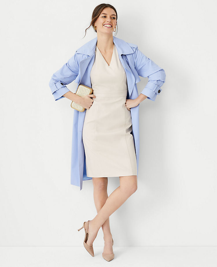 La robe fourreau en coton stretch à encolure en V et coutures apparentes