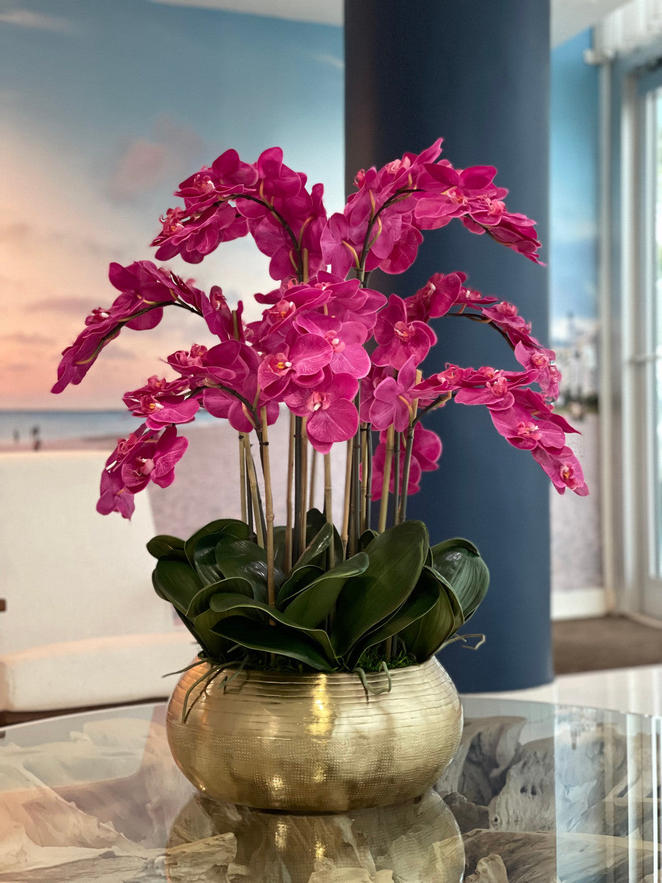 Orchidées Phalaenopsis Roses dans un Bol Bowie en Métal Doré (Rupture de stock)