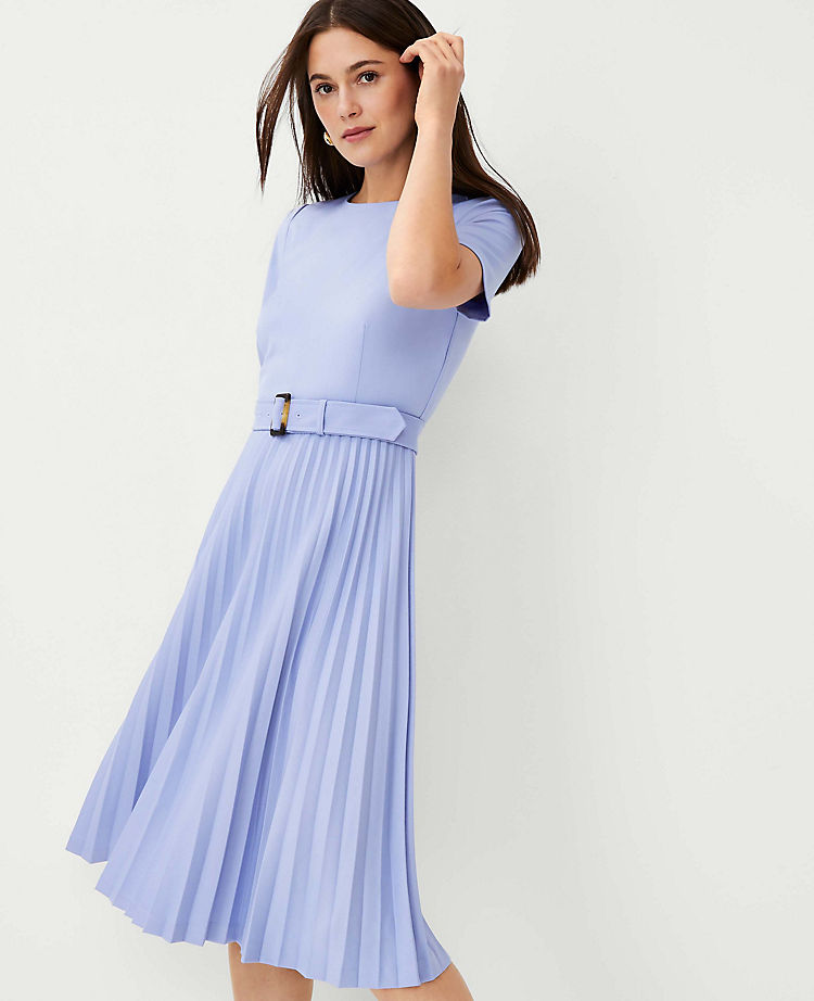 Robe évasée plissée ceinturée