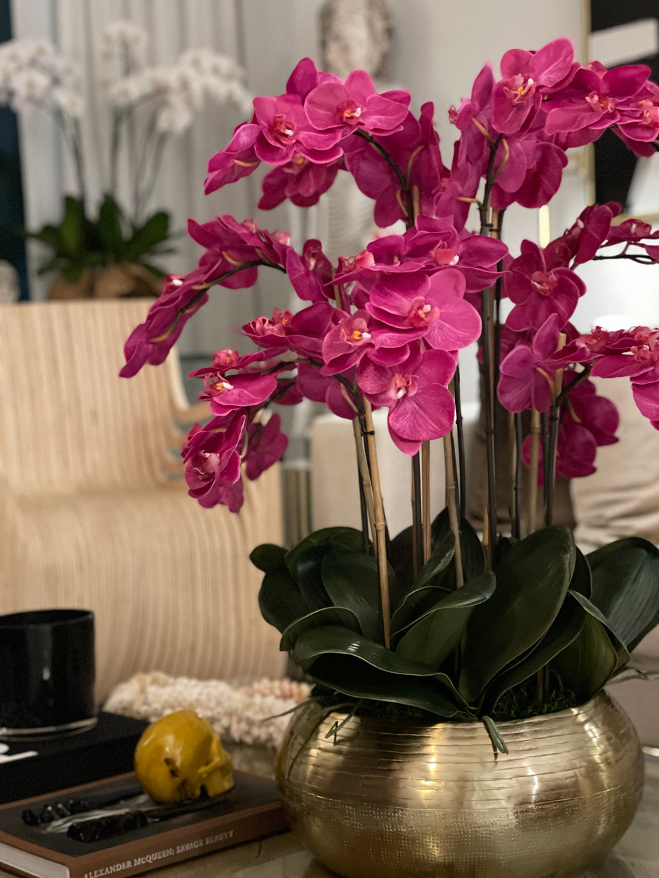 Orchidées Phalaenopsis Roses dans un Bol Bowie en Métal Doré (Rupture de stock)