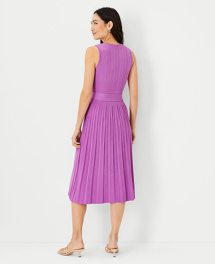 Gürtelkleid mit V-Ausschnitt