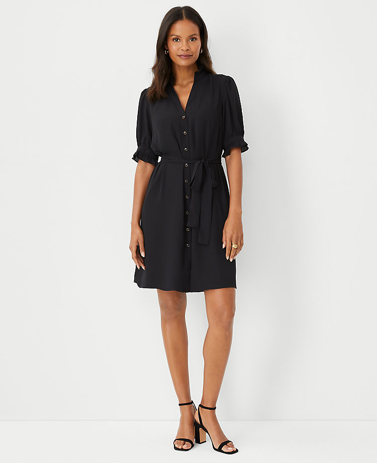 Kleid mit Rüschen und Knopfleiste