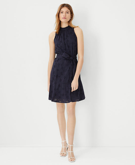 Robe évasée à œillets avec col montant et ceinture