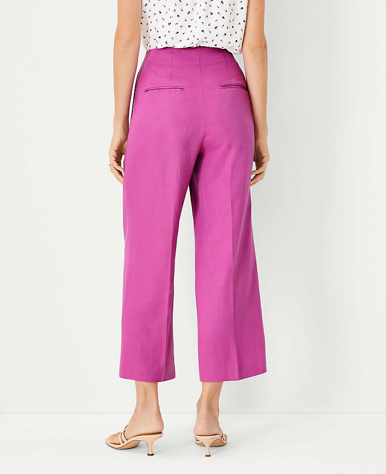 Le pantalon droit court à coutures