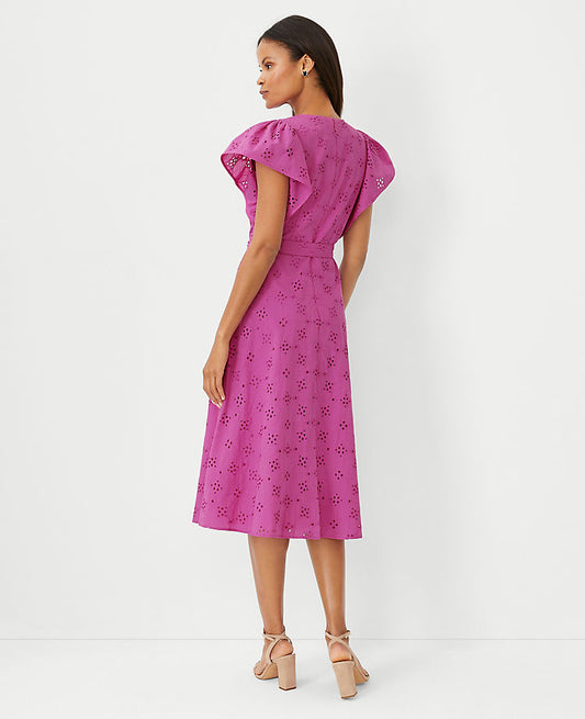 Robe midi à œillets et manches volantées