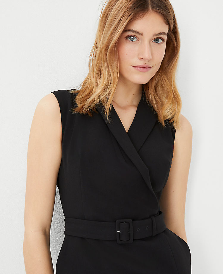 Tailliertes Kleid mit Revers und ausgestelltem Rock