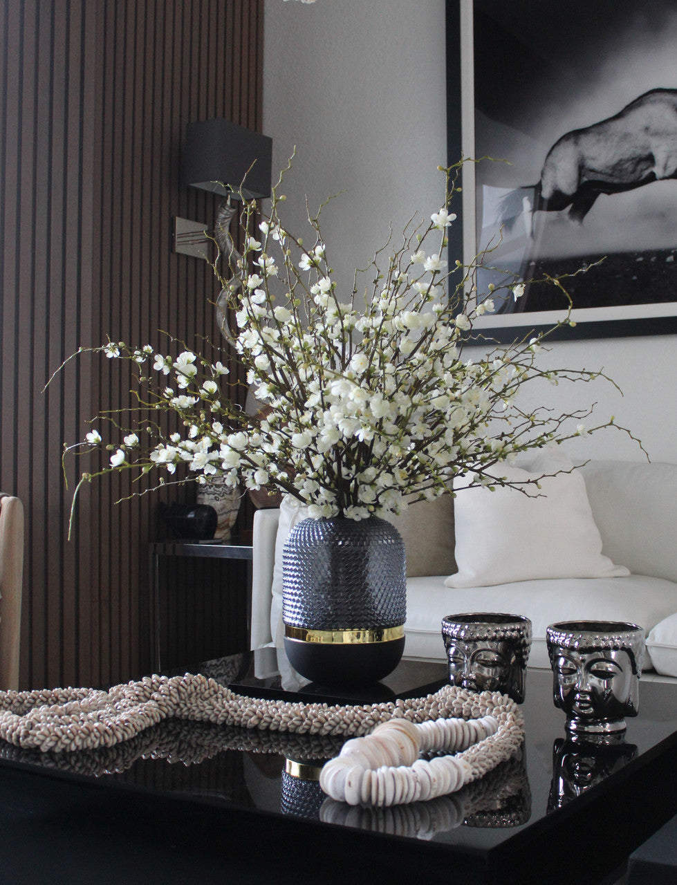Vase Cygne noir avec fleurs de cerisier blanches