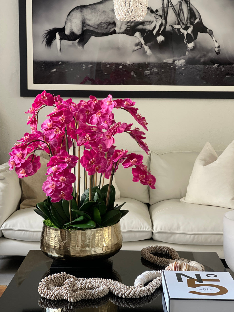 Composition florale d'orchidées Phalaenopsis roses dans un grand pot doré (rupture de stock)