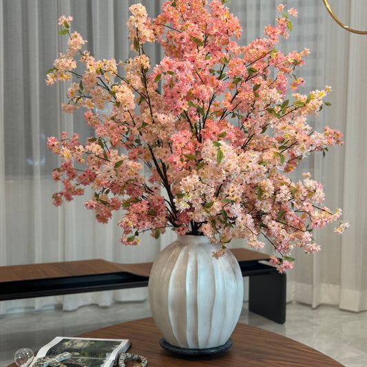 Vase Astoria avec fleurs de cerisier roses