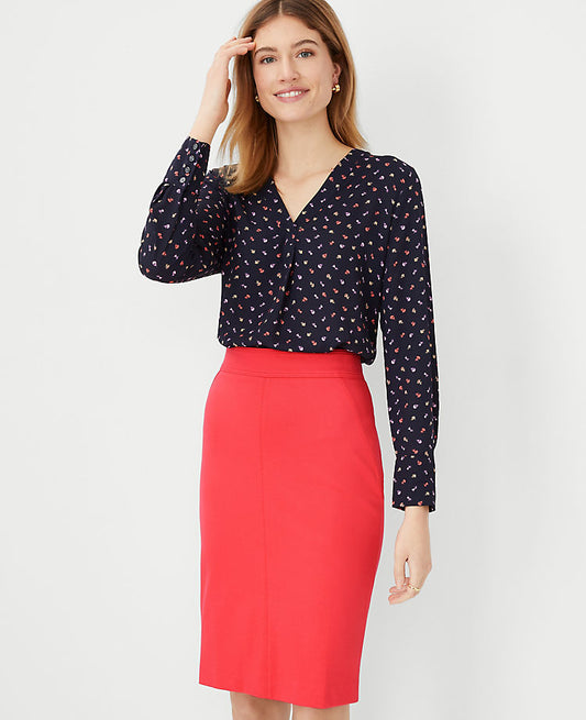 Haut plissé floral en techniques mixtes