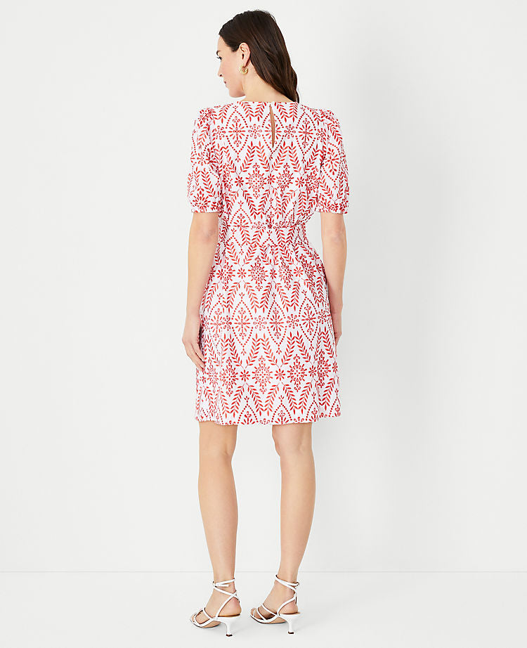 Kleid mit Ösengürtel