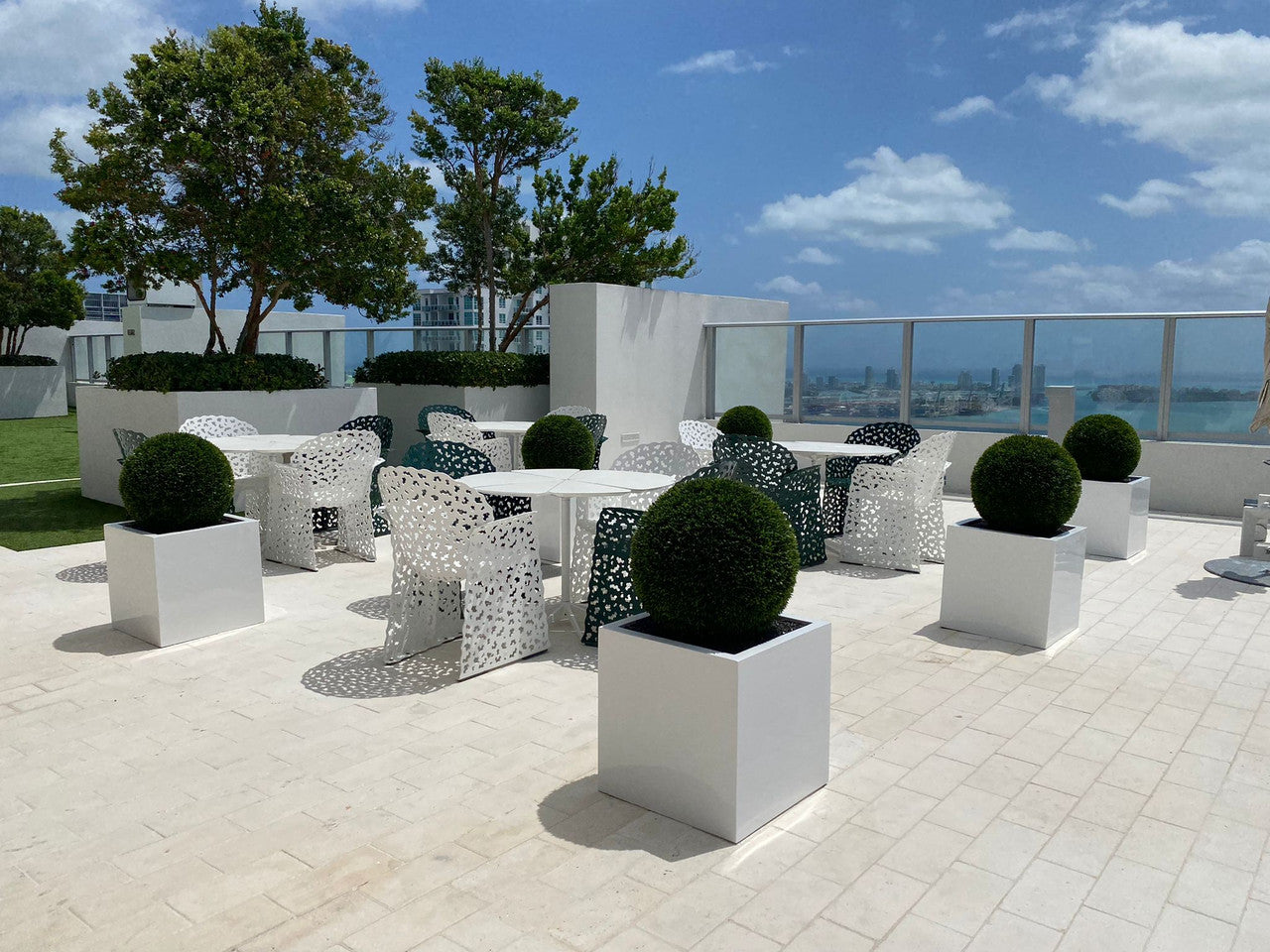 Jardinière en fibre de verre grand bloc avec topiaire de 20 po (1 en stock)