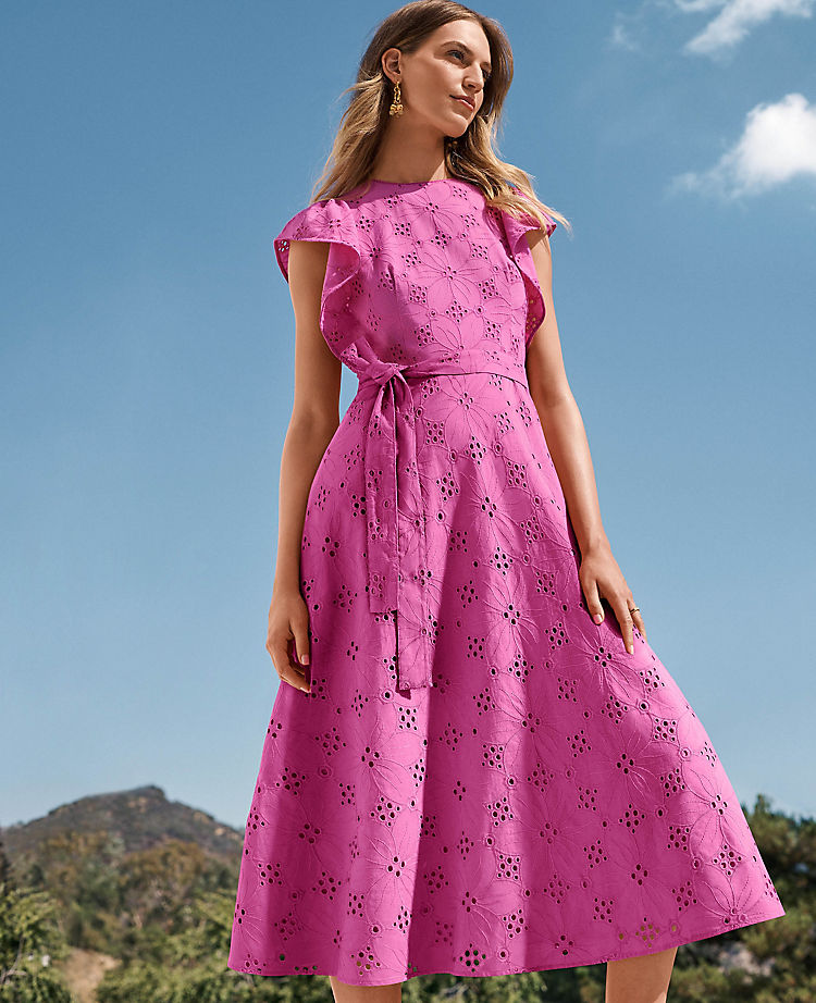 Robe midi à œillets et manches volantées