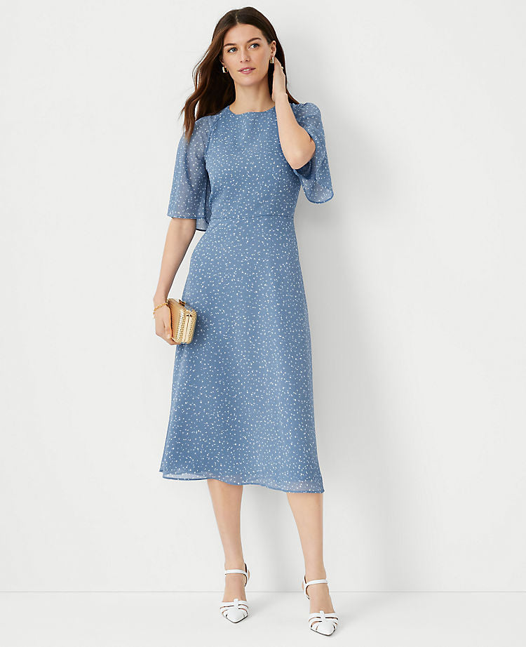Gepunktetes Midi-Kleid mit Flatterärmeln