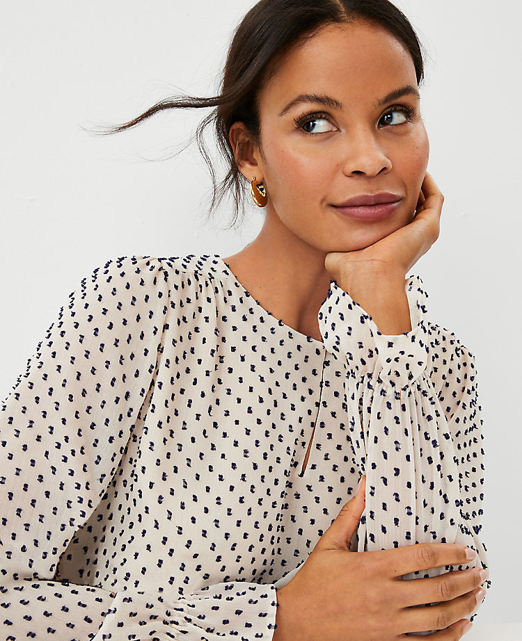 Haut à taille smockée et motifs en relief