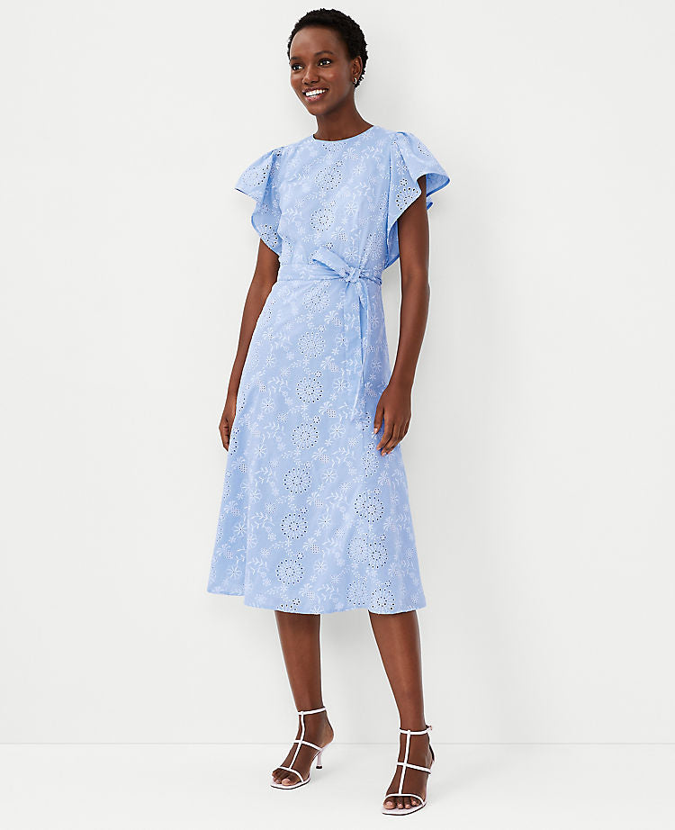 Robe midi ceinturée à œillets et manches papillon