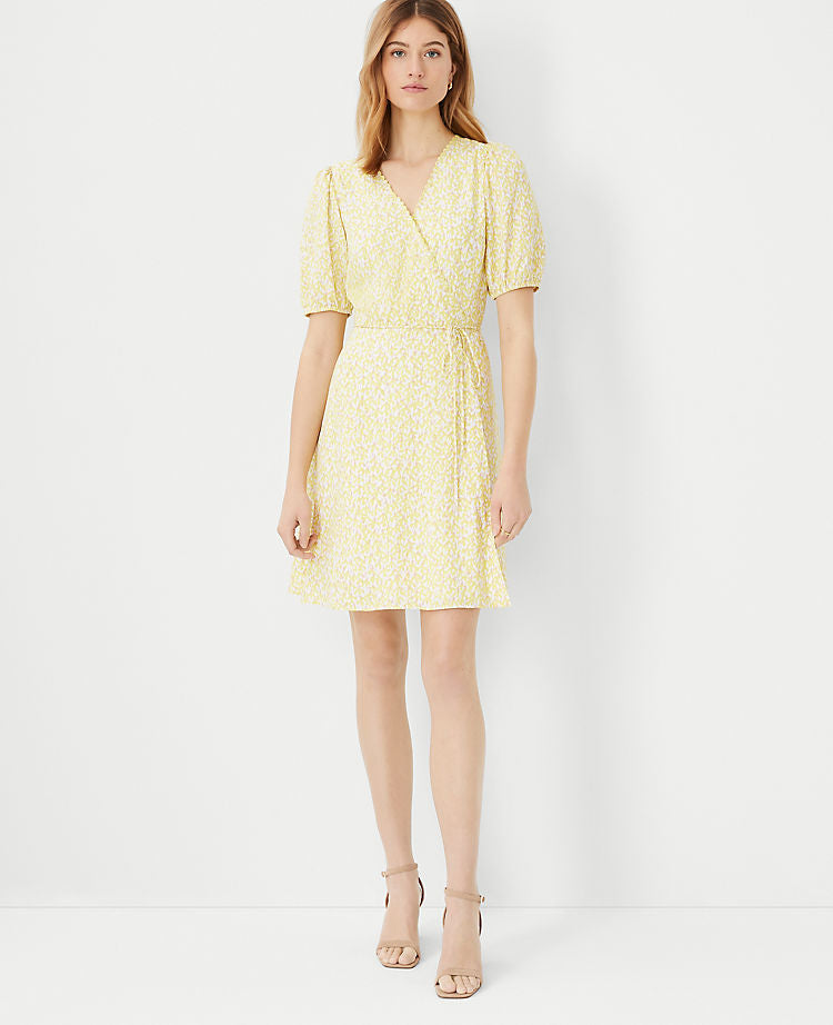 Geblümtes Wickelkleid mit Puffärmeln