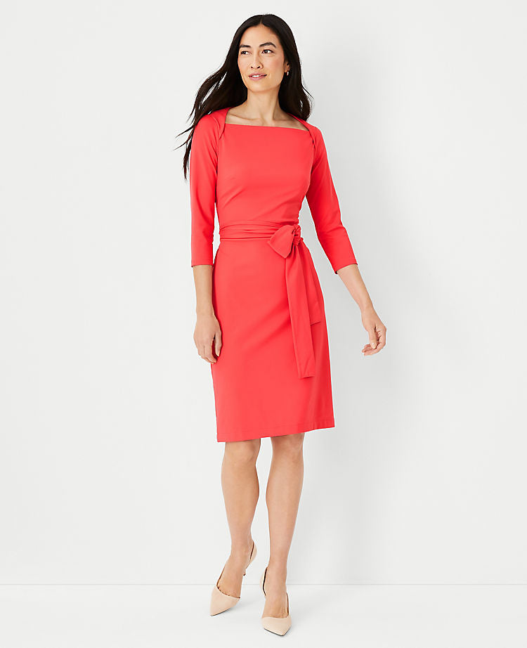 Wickelkleid mit Gürtel und ausgestelltem Rock