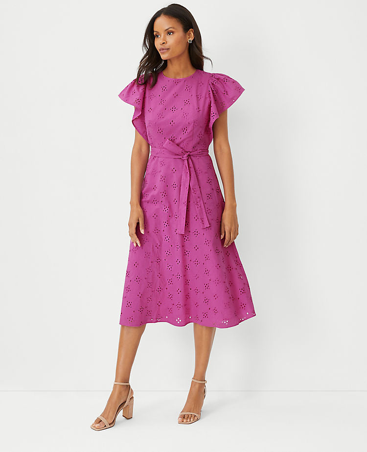 Robe midi à œillets et manches volantées