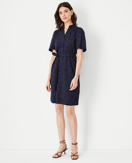 Besticktes, gegürtetes Shiftkleid