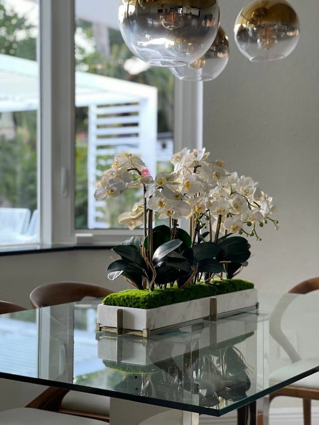 Plateau en marbre sur support métallique avec jardinet d'orchidées mini-phalaenopsis