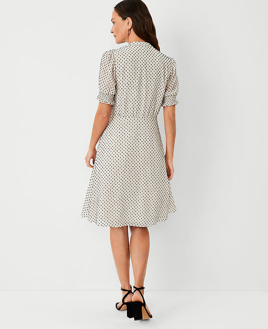 Robe évasée à col lavallière