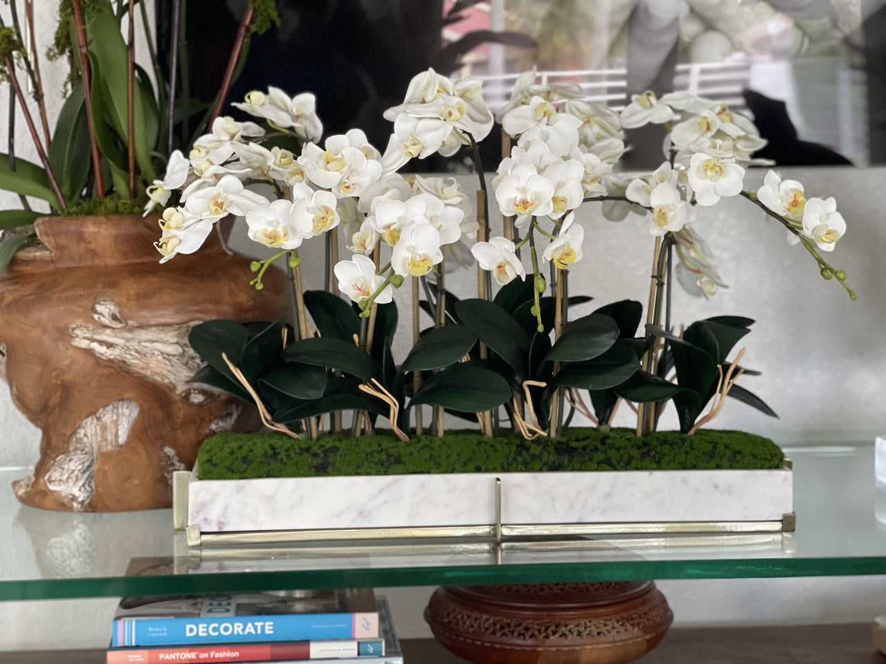Plateau en marbre sur support métallique avec jardinet d'orchidées mini-phalaenopsis