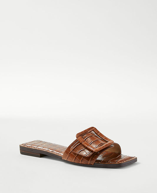 Sandales à enfiler en cuir gaufré et à boucle