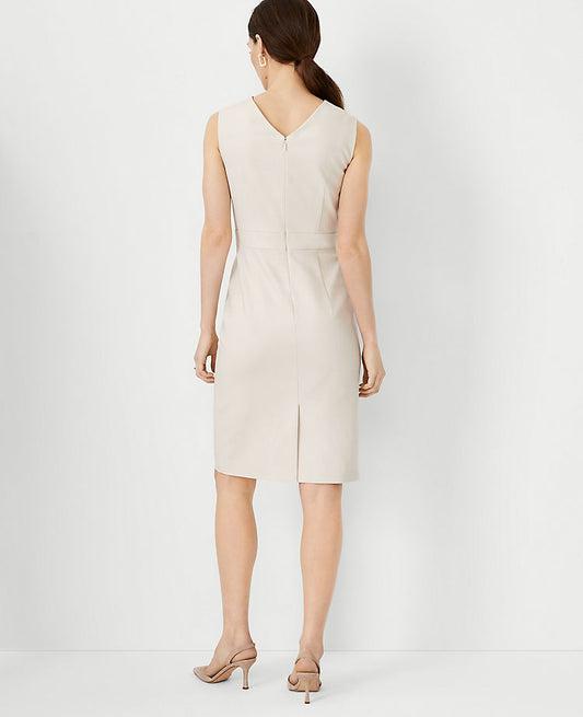 La robe fourreau en coton stretch à encolure en V et coutures apparentes