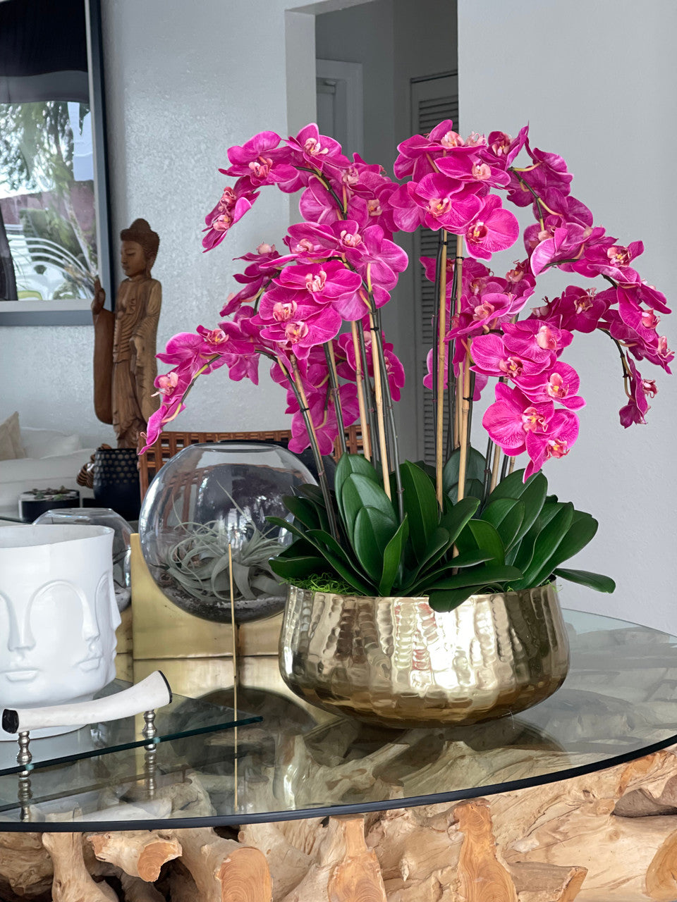 Composition florale d'orchidées Phalaenopsis roses dans un grand pot doré (rupture de stock)
