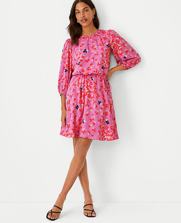 Geblümtes Kleid mit Taillenbindung