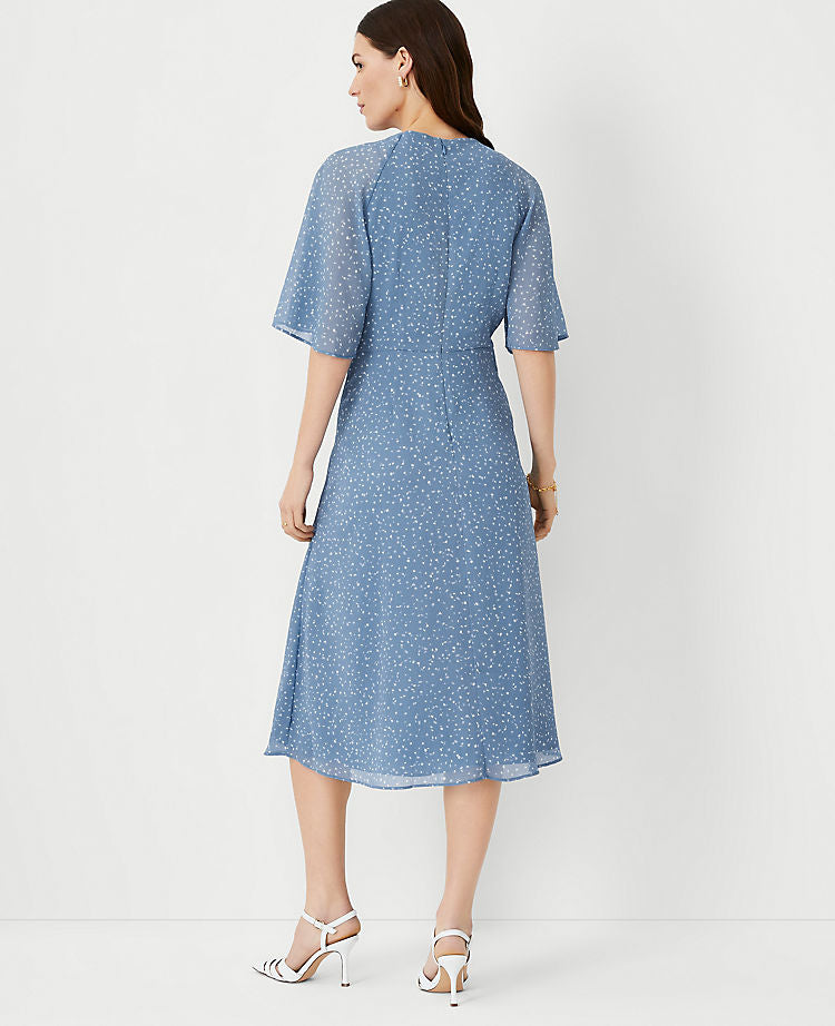 Gepunktetes Midi-Kleid mit Flatterärmeln