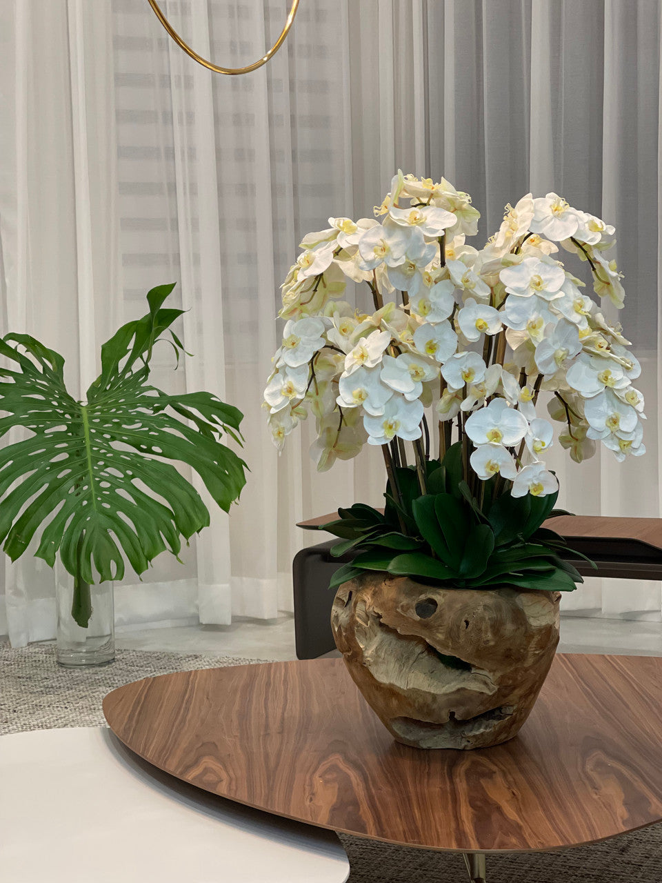 Grand bol rustique en teck avec orchidées blanches en cascade