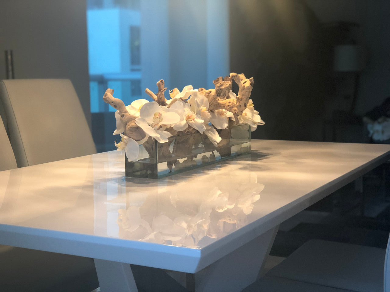 Jardinière Casa Moderna en verre de 24 po avec orchidées blanches