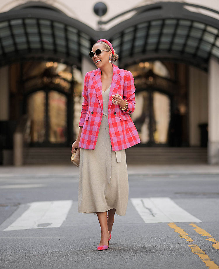 Le long blazer croisé à carreaux