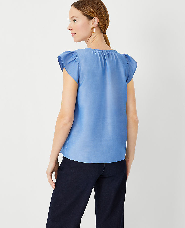 Chambray-Oberteil mit geteiltem Ausschnitt und Rüschenärmeln