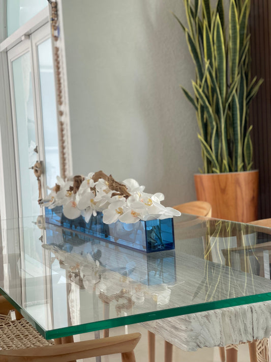 Jardinière Casa Moderna en acrylique bleu de 36 po avec orchidées blanches et bois flotté