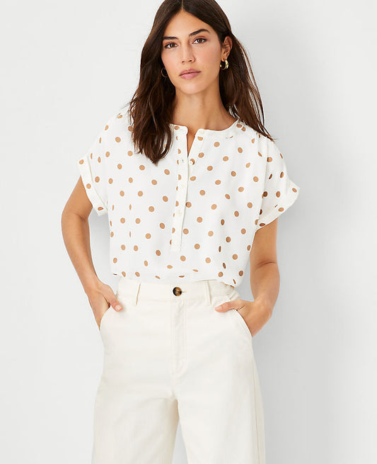 Blouse à pois et épaules tombantes