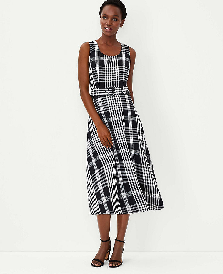 Robe évasée à carreaux avec ceinture